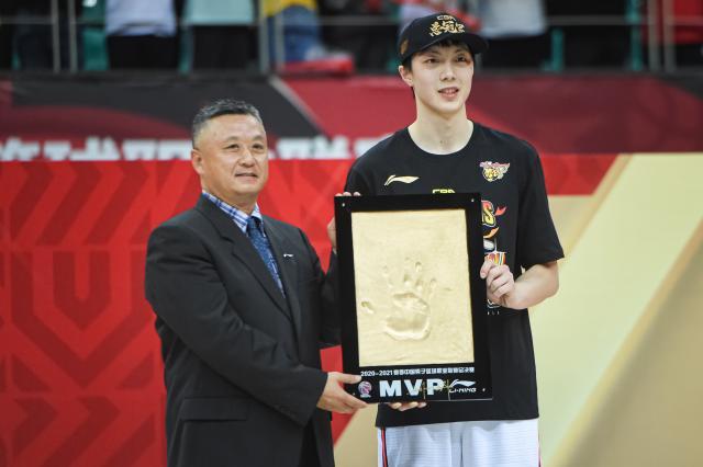 kaiyun体育-公式化评选再度引发争议 本赛季FMVP花落谁家？