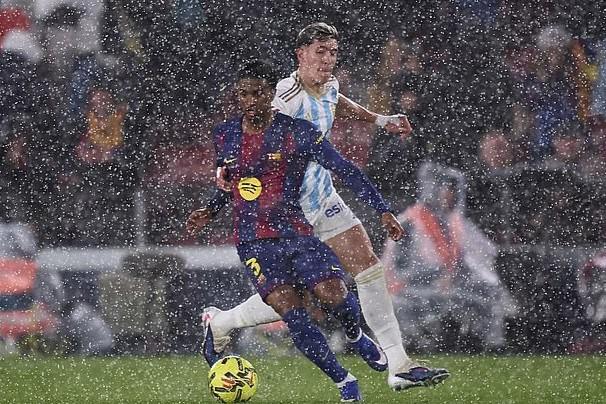 kaiyun官网-暴雨倾泻进诺坎普球场，记者纷纷在媒体席上撑起雨伞工作